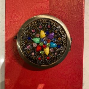 Decretive Compact Mirror